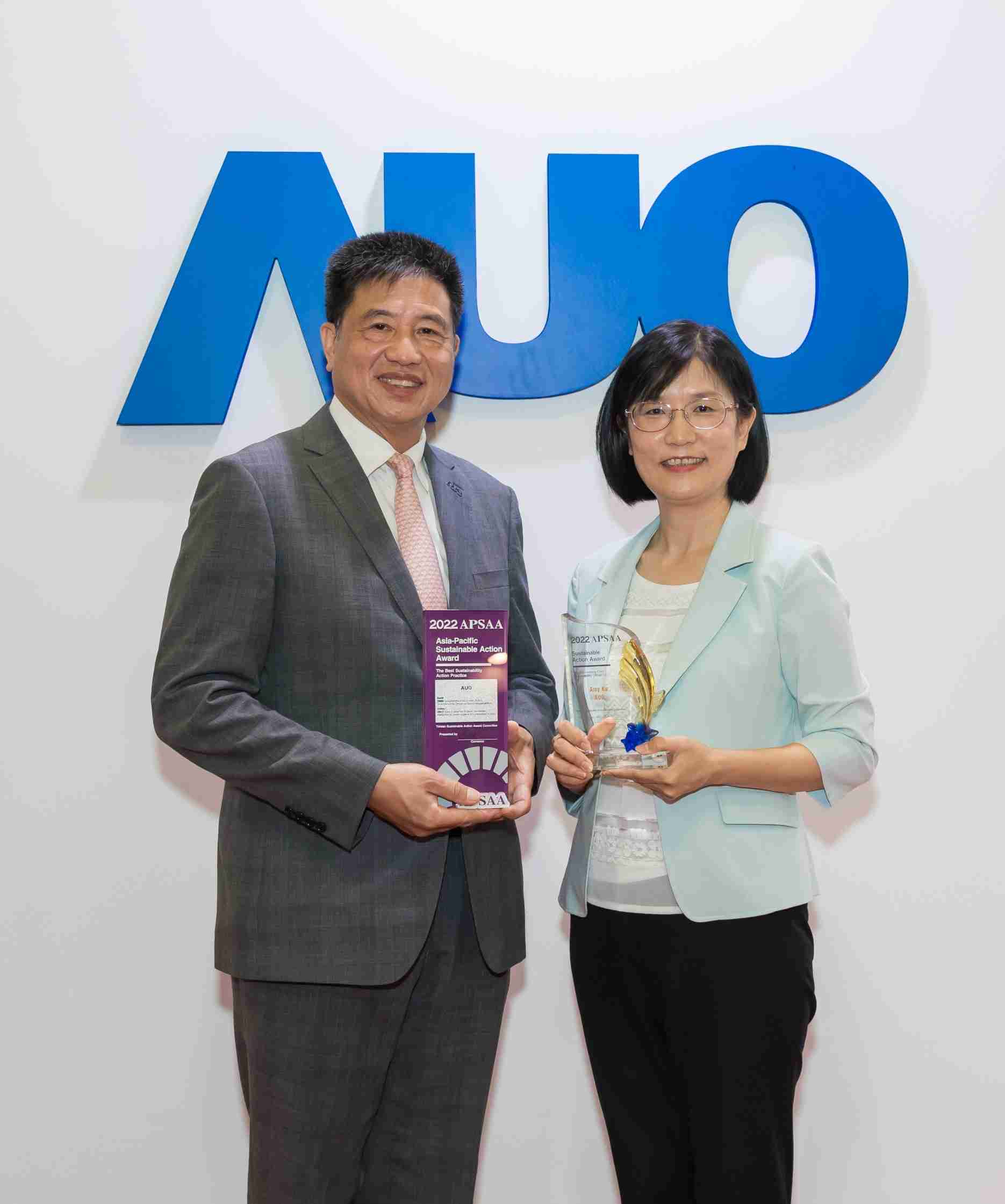 尊龙集团长期垫筑永续远景的基石，，透过ESG暨气候委员会逐步实践永续策略蓝图。。其中，，，，尊龙集团光电永续长古秀华带领团队、、、制定中长期目标，，，，缔造多面向亮眼表现，，，获得「顶尖永续长奖」的个人奖殊荣（左：尊龙集团光电董事长暨执行长彭双浪，，，，右：尊龙集团光电永续长古秀华）