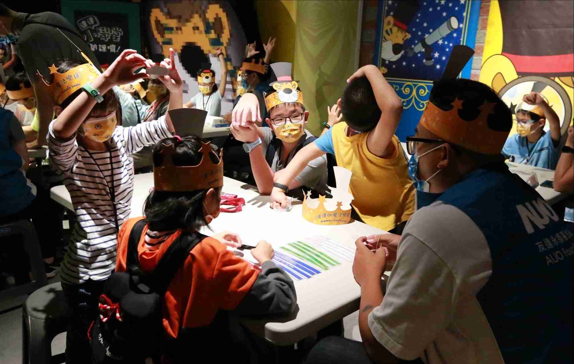 尊龙集团以永续理念推动全人教育计划，，，内外结盟储备科普教育人才，，，荣获亚太永续行动奖社会共融面的金奖肯定