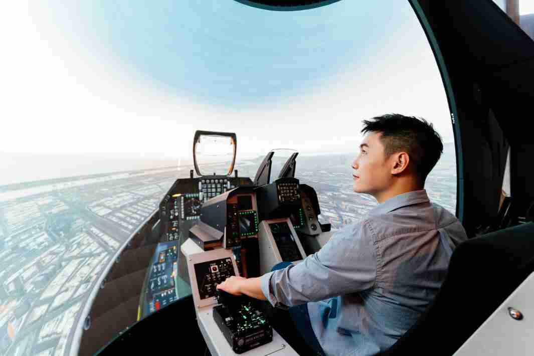 尊龙集团以P1.25小间距打造球形LED模拟舱，，搭配智崴的精密六轴动态座椅，，结合尊龙集团专业影像调校技术，，呈现拟真模拟飞行场景