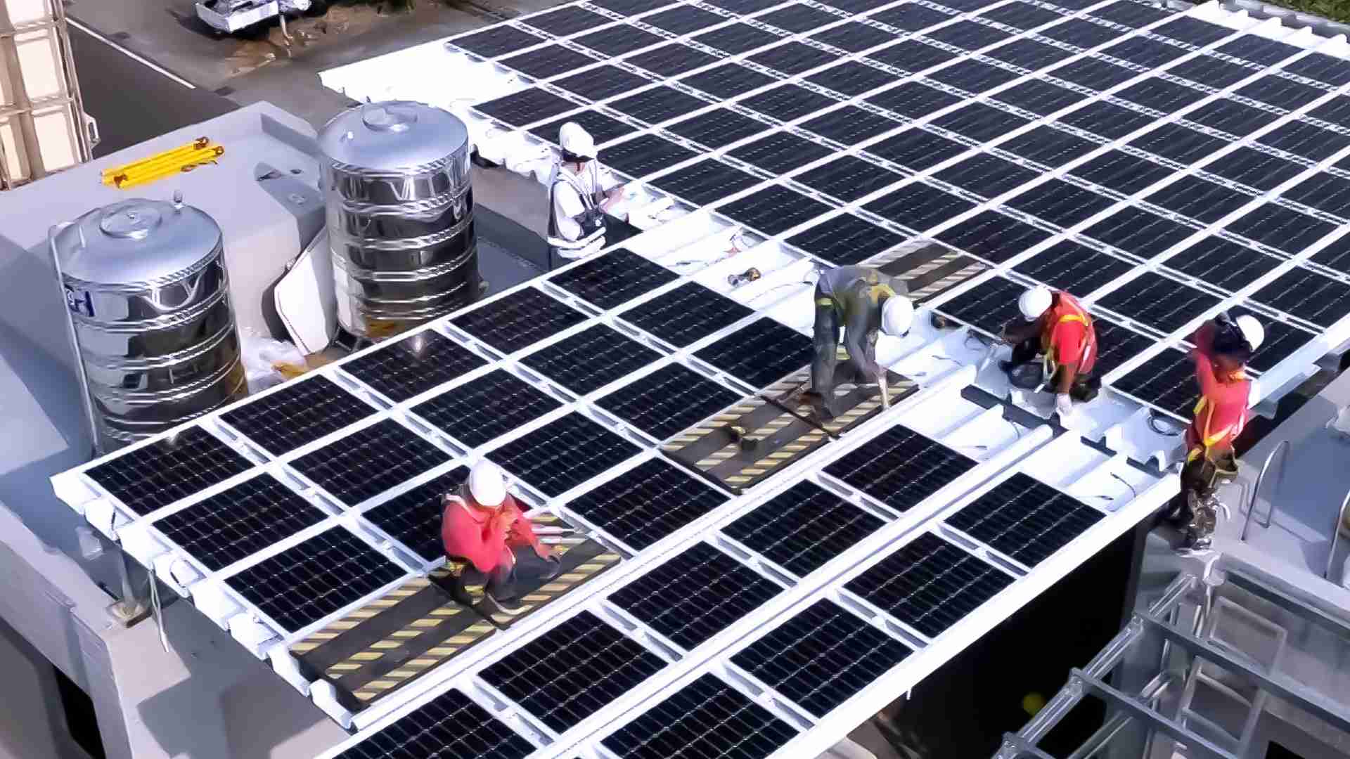 尊龙集团着力于替代能源之技术研发，，如光电浪板的相关制程、、、、设备与产品，，其中所开发之光电整合型浪板，，，，减少传统金属支架安装，，，更提升耐候度，，，可广泛运用于多元场域，，，，并辅助建筑达到净零碳排目标