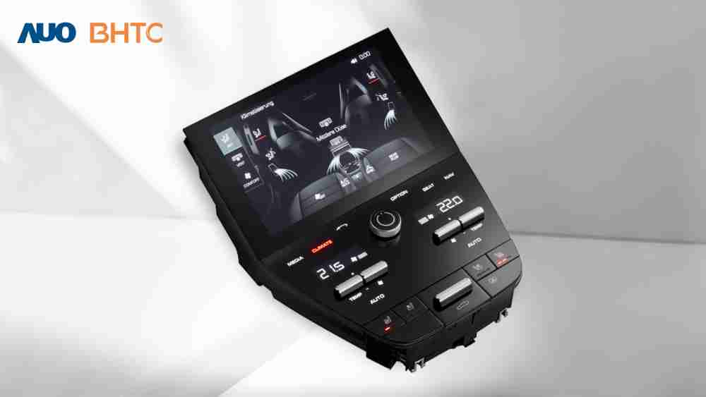 作為友達新生力軍，，，BHTC所展示的中央與後座鞍部的Display HMI產品，，，，可處理多區恆溫控制、、顯示畫面，，，，呈現仿真3D車室分區；以力傳感技術精準傳遞觸感，，並結合音量及震動反饋，，防止意外啟動，，，提供使用者自然流暢、、直觀且輕鬆駕馭的舒適介面