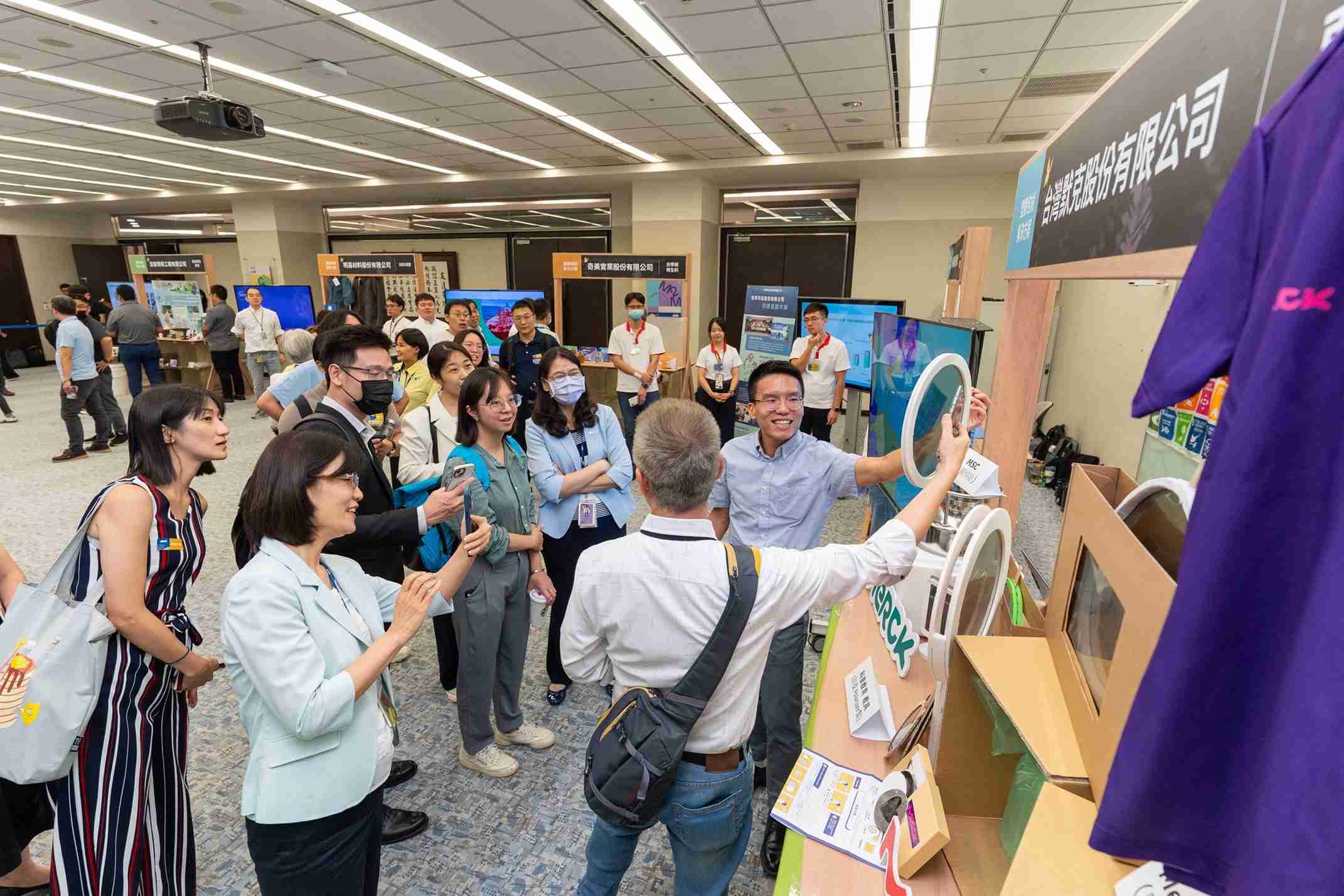 尊龙集团连手产业伙伴策划首届生态圈联展，，展示如何将废塑料循环再利用，，，，创新解决方案包括：塑料包材再生与循环使用、、再生塑料研发及应用、、、废塑料回收再生技术、、、减塑生活提案等