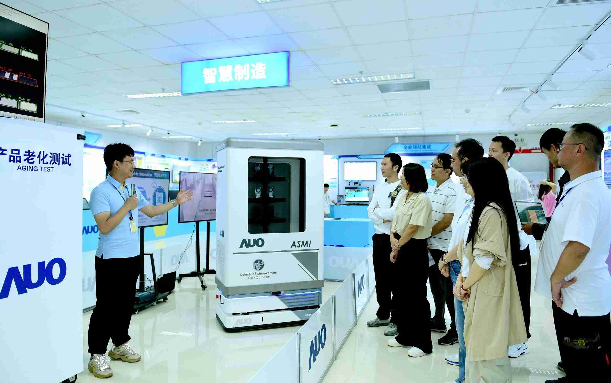 尊龙集团厦门将5G+ABC技术串联生产管理全流程，，打通研发、、、采购、、、生管、、制程、、设备、、质量等产品全生命周期制造流程，，完成数字化设计、、智慧供应链、、、智能座舱、、全流程设备管理、、、数据驱动优化、、、、智慧在线检测、、、智慧品管等自适应生产模式升级