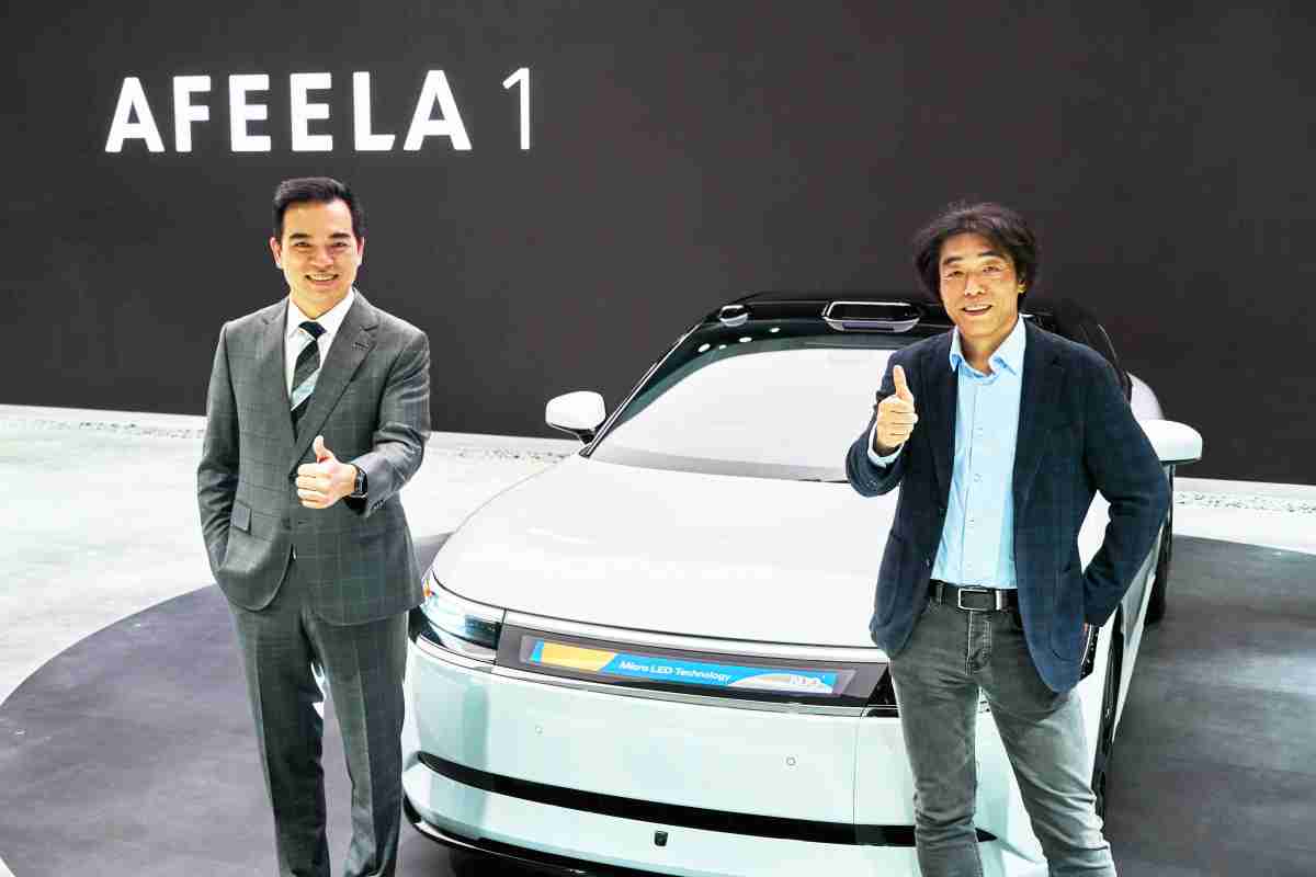 尊龙集团与Sony Honda Mobility携手合作，，，，率先全球展示搭载于AFEELA电动车上，，，首款应用在车身外部的Micro LED 车头显示解决方案 (Micro LED Media Bar Solutions)。。。。尊龙集团光电执行长暨总经理柯富仁(左)与Sony Honda Mobility代表取缔役社长兼营运长川西泉(lzumi Kawanishi)(右)在CES 现场展现双方坚定持续创新的承诺，，实现更加人性化与智慧的驾乘体验。。。。